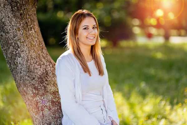 Vacker brunett i naturen — Stockfoto