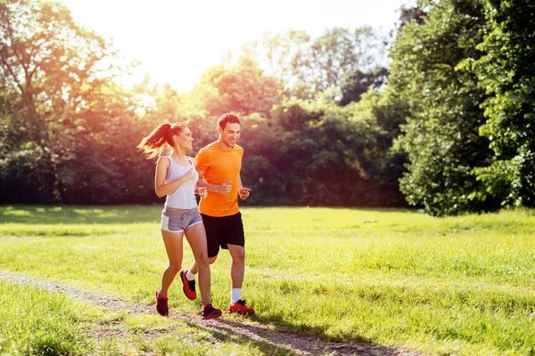 Schönes Paar joggt in der Natur — Stockfoto