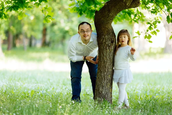 Síndrome de Down hermanos jugando en el parque . — Foto de Stock