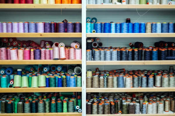 Bobines de fil dans l'industrie du tissu — Photo