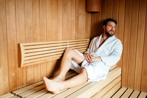 Schöner Mann entspannt sich in der Sauna — Stockfoto