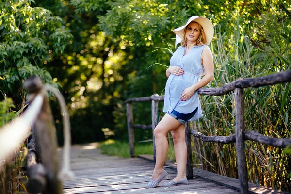 Mujer embarazada hermosa en la naturaleza — Foto de Stock