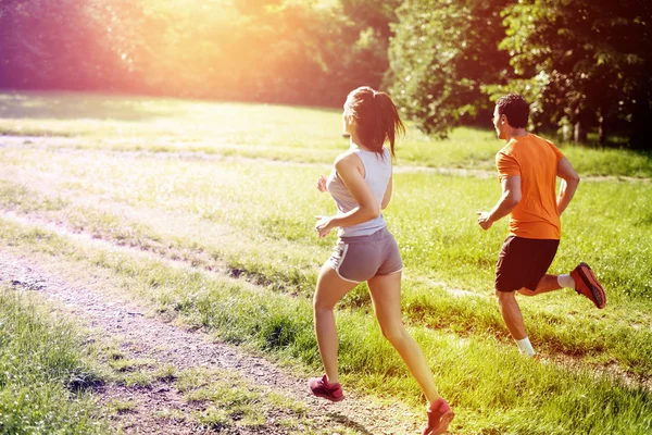 Mooie paar joggen in de natuur — Stockfoto