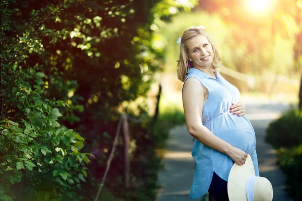 Vacker gravid kvinna i naturen Royaltyfria Stockbilder