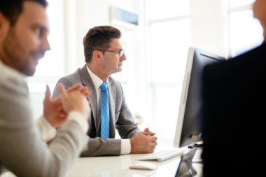 İnsanların çalışma ve ofiste beyin fırtınası