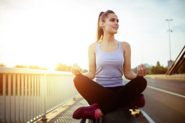 Kadın yanında işlek bir yol rahatlatıcı