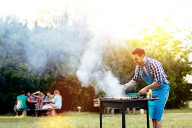 Barbekü doğada arkadaşları tarafından yapılmaktadır 