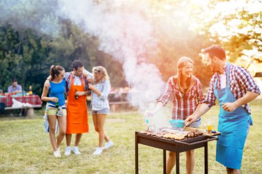 Arkadaşlar eğlenmeye doğada