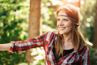 Ormanda gülümseyen güzel kadın