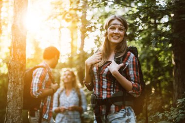 Ormanda yürüyüş insanlar