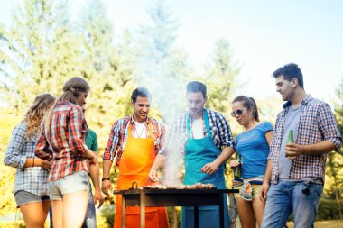 Arkadaşlar eğlenmeye doğada