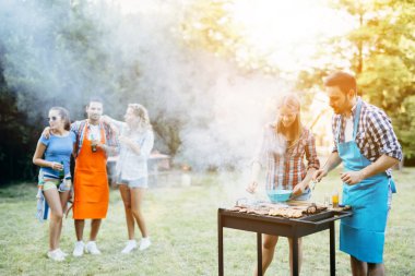 Genç insanlar mangal keyfi 