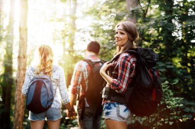 Bir grup insan ormanda hiking