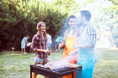 Genç insanlar mangal keyfi 