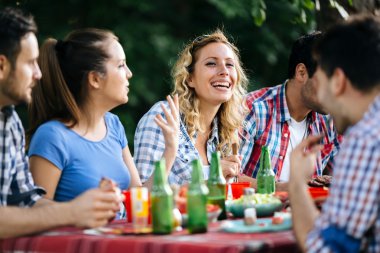 Arkadaşlar açık havada yemek ve having fun
