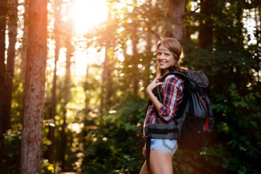 Güzel kadın ormanda hiking