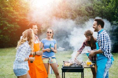 Arkadaşlar eğlenmeye doğada