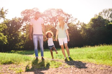 Aile doğa yürüyüşü yapıyor.