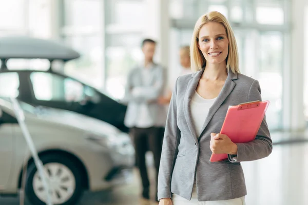 Verkäufer im Autohaus — Stockfoto