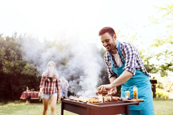 Grillfest i naturen utført av venner – stockfoto