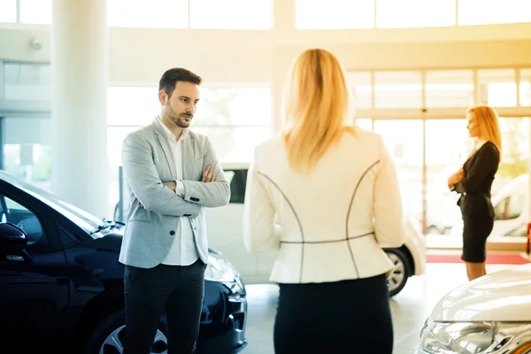 Venditore che mostra il veicolo al potenziale cliente — Foto Stock