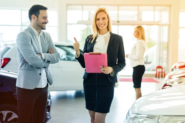 Kunden söker en bil på återförsäljaravtal — Stockfoto
