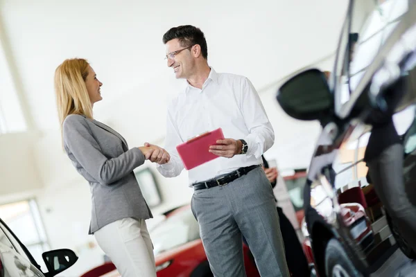 Verkäufer zeigt potenziellen Kunden Fahrzeug — Stockfoto