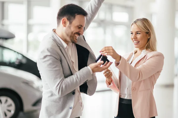 Cliente feliz acabou de comprar um carro — Fotografia de Stock