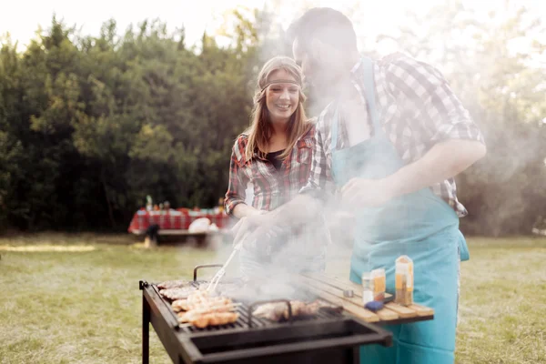 Barbecue in de natuur wordt gedaan door vrienden — Stockfoto