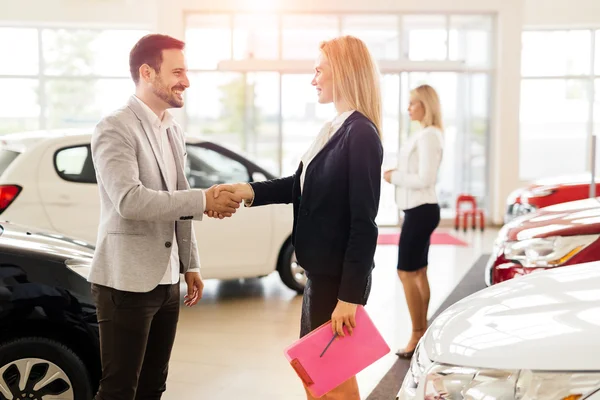 Kunde schaut sich Autos im Autohaus an — Stockfoto