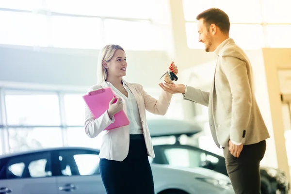 Kund som köper en bil på återförsäljaravtal — Stockfoto