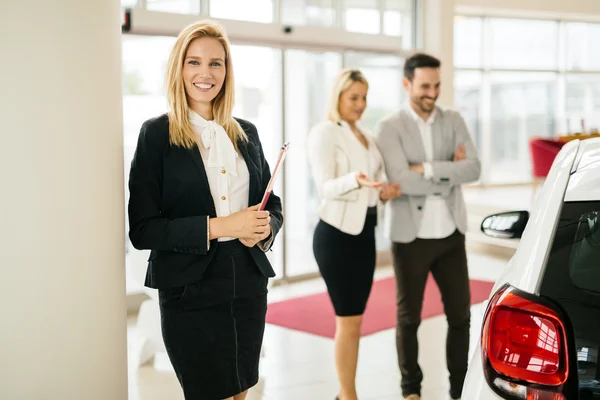 Cliente buscando un coche en la concesionaria — Foto de Stock