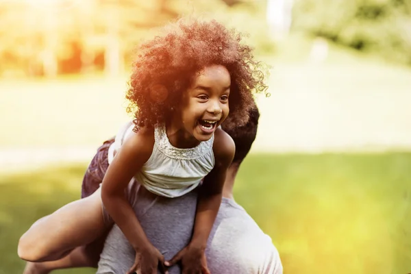 Feliz hija llevada por papá — Foto de Stock