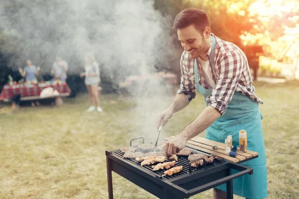 Barbecue in de natuur wordt gedaan door vrienden — Stockfoto