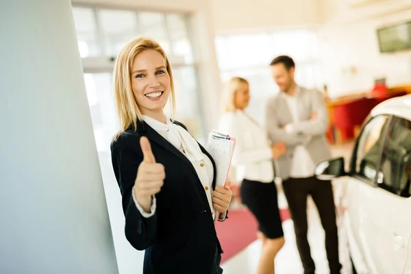 Verkäufer zeigt potenziellen Kunden Fahrzeug — Stockfoto