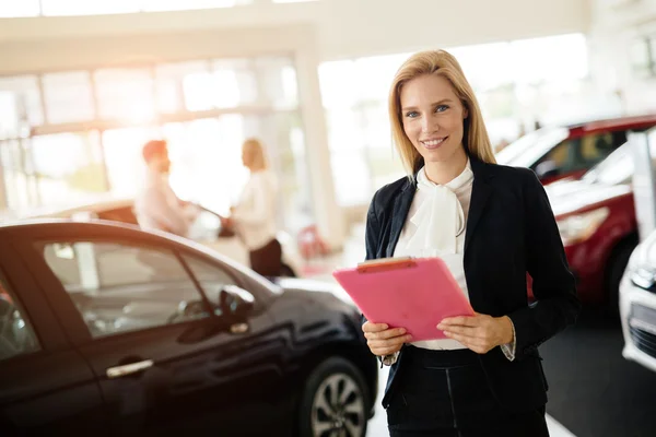 Verkäufer im Autohaus — Stockfoto