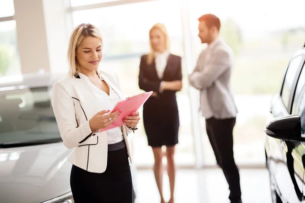 Customer looking for a car at dealership — Stock Photo, Image