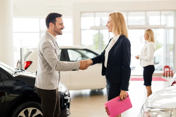 Cliente comprando un coche en el concesionario — Foto de Stock