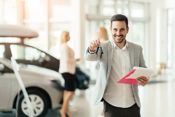 Happy affärskvinna innehar nyckel från bil — Stockfoto