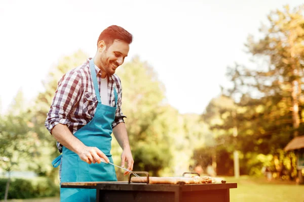 Bello maschio preparare barbecue — Foto Stock