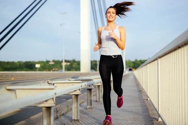 Frau joggt, um fit zu bleiben — Stockfoto