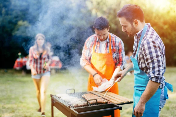 Jovens que gostam de churrasco — Fotografia de Stock