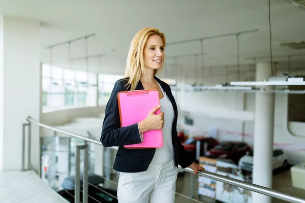 Professionell försäljare på återförsäljaravtal — Stockfoto