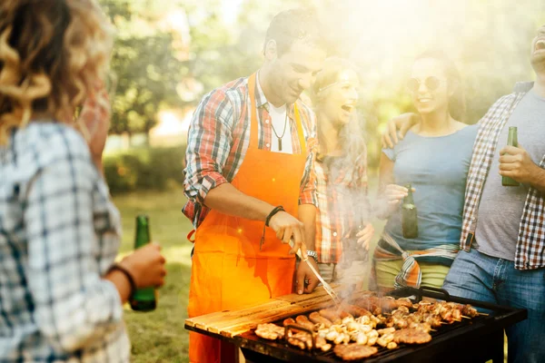 Νέους ανθρώπους που απολαμβάνουν barbecuing — Φωτογραφία Αρχείου