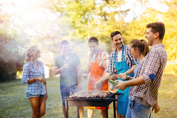 Vrienden hebben een barbecue party in de natuur — Stockfoto