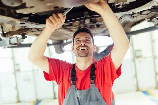 Car mechanic upkeeping car — Stock Photo, Image