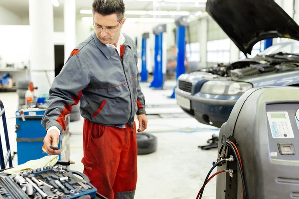 Mécanicien automobile réparer une voiture — Photo
