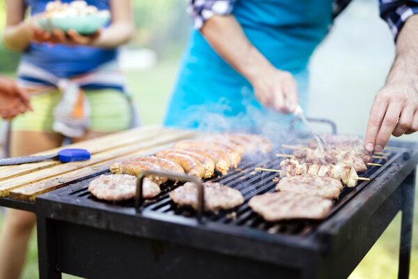 Готовится мясо на гриле

