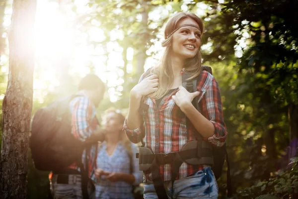 Grupo de pessoas caminhando na floresta — Fotografia de Stock