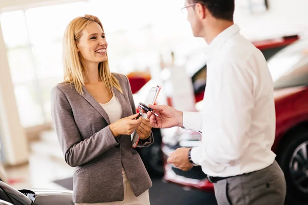 Cliente comprando un coche en el concesionario — Foto de Stock